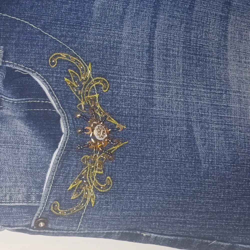 Beaded denim capri shorts - Picture 3 of 7